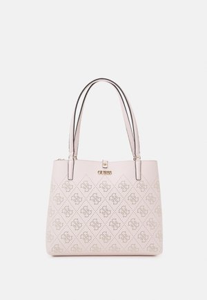Sac à main Guess rose clair avec doubles bretelles et motif losanges perforés avec détails floraux à l'avant.