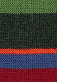 Primo piano di un tessuto lavorato a maglia che mostra strisce orizzontali nei colori verde, nero, arancione, blu e rosso.