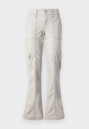 Pantalones cargo gris claro con bajo acampanado, cierre de botón doble, bolsillos delanteros y laterales, fabricados en un tejido suave y ligeramente texturizado.