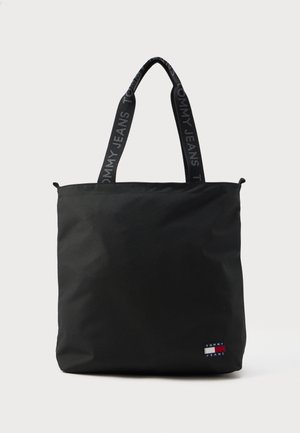 Sort totebag lavet af slidstærkt stof med kontrastfarvede logo bærehåndtag og et lille logo mærke på forsiden. Enkel rektangulær design.