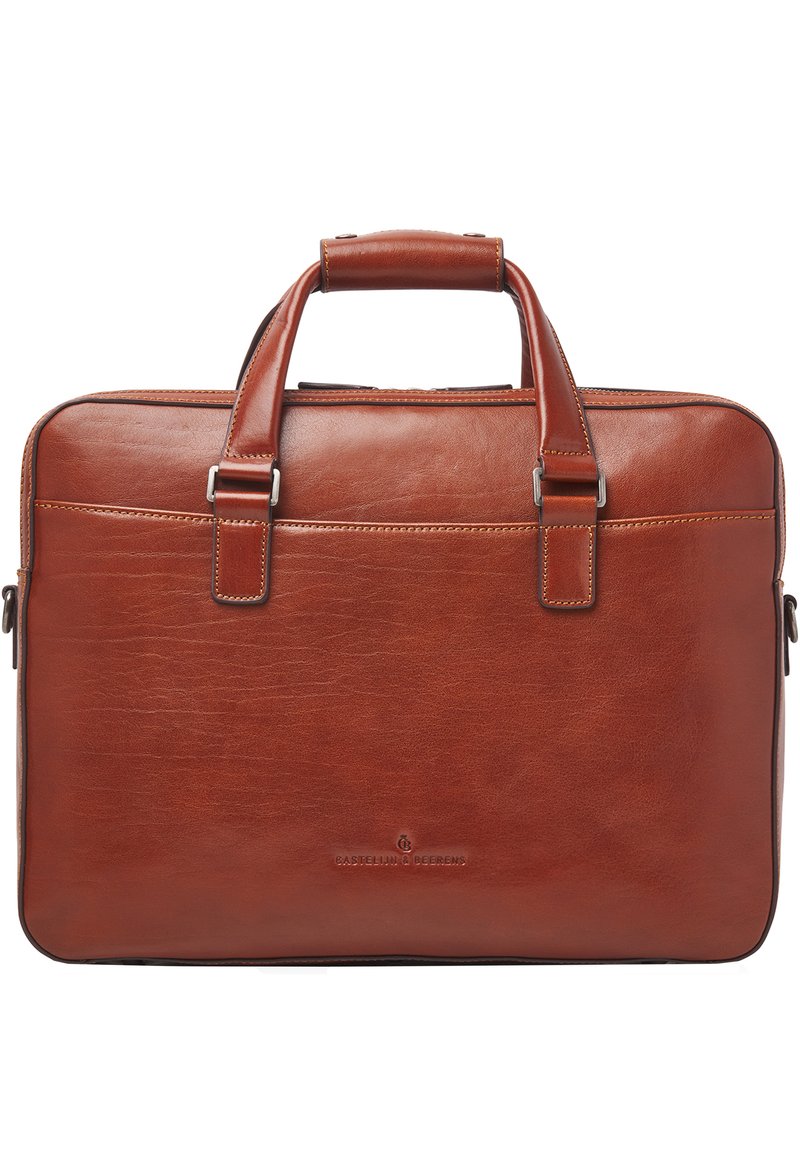 Borsa per laptop in pelle marrone con doppi manici, chiusura con zip e tasca frontale. Presenta una finitura testurizzata e un branding discreto sul davanti.