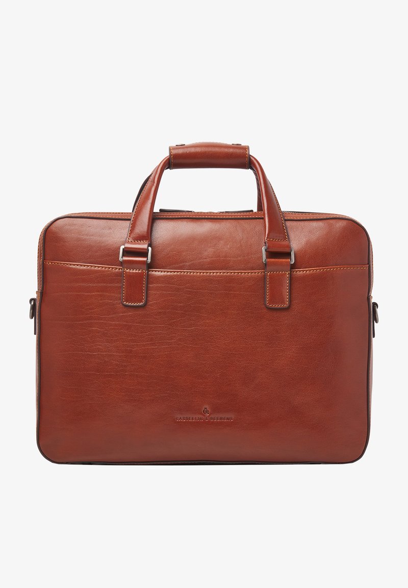 Bolsa de cuero marrón para laptop con asas dobles, cierre con cremallera y bolsillo delantero. Presenta un acabado texturizado y un sutil logotipo en la parte frontal.