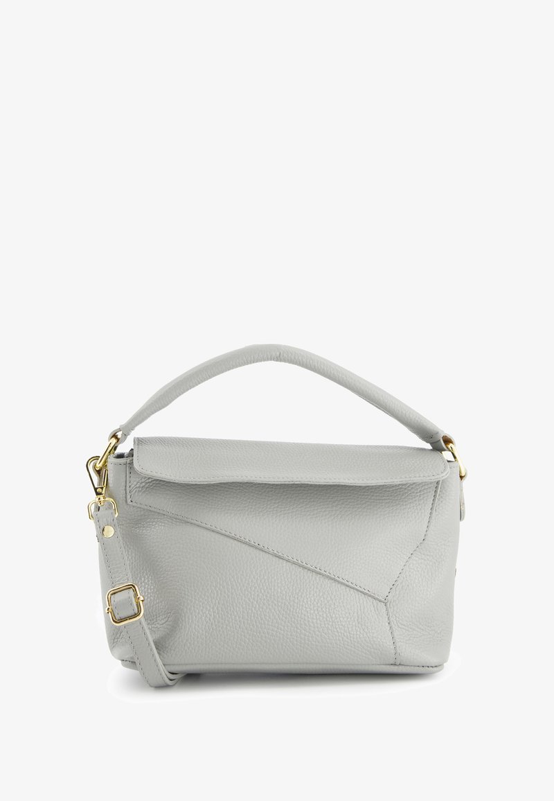 Sac à main en cuir gris avec une finition texturée, doté d'une fermeture à rabat, d'une poignée supérieure et d'une bandoulière amovible et réglable. Accent en matériel doré.