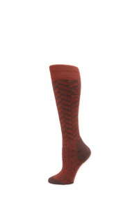 Chaussettes hauteur genou de couleur rouille avec des motifs à chevrons sombres et imprimé léopard, avec un talon et un orteil renforcés, présentées sur fond blanc.