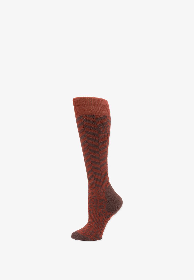 Chaussettes hauteur genou de couleur rouille avec des motifs à chevrons sombres et imprimé léopard, avec un talon et un orteil renforcés, présentées sur fond blanc.