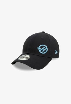 Schwarze Baseballkappe mit einem gebogenen Schirm, die an der Vorderseite ein hellblau gesticktes Logo und einen verstellbaren Riemen an der Rückseite hat.