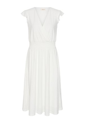 Hvid midi-kjole med V-hals, kap-ærmer, smocket talje og diskrete hulmønstre på en ensfarvet baggrund.