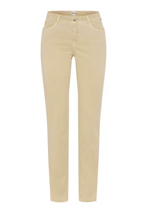 Pantalon beige pour femme, coupe slim, avec poches avant, passants pour ceinture, et fermeture par bouton, présenté sur fond blanc.