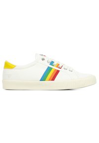 Zapatilla de lona blanca con suela de goma, con franjas de colores en el lateral y un acento amarillo en el talón. Diseño de cordones con ojales.