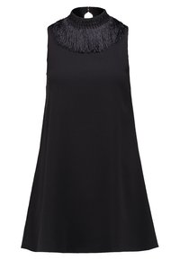 Vestito nero senza maniche con un colletto alto e frangiato. Forma a trapezio, texture uniforme e design minimalista senza motivi né decorazioni.