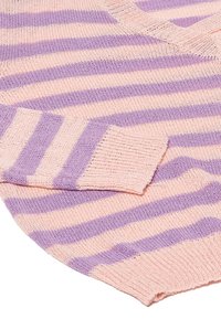Maglione lavorato a maglia con righe orizzontali in rosa chiaro e viola, con dettagli a coste ai polsini e all'orlo. Texture morbida e design casual.