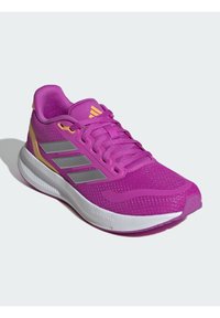 Chaussure de sport violette avec une tige en mesh, un talon renforcé, des accents argentés et une semelle intermédiaire blanche portant l'étiquette "CLOUDFOAM". Présente une semelle à grip texturé.