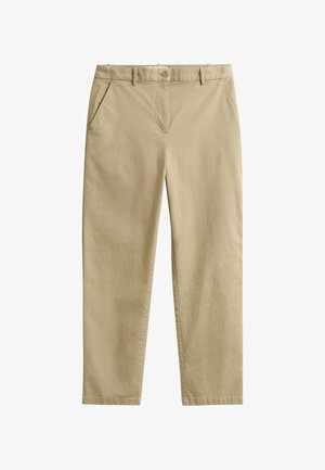 Pantalon beige à coupe droite avec poches avant, passants de ceinture et fermeture à bouton, fabriqué dans un tissu lisse.