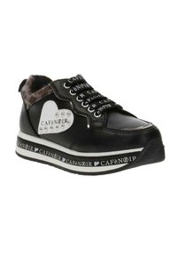 Sneaker nera con tomaia in finta pelle, dettaglio a forma di cuore bianco, borchie argento e interno con motivo. Presenta un logo prominente e una suola a strati.