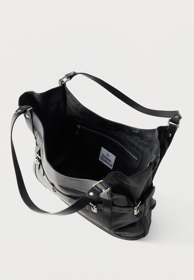Μαύρη δερμάτινη τσάντα ώμου με ασημένιο εξοπλισμό, ρυθμιζόμενο λουρί, εσωτερική τσέπη με φερμουάρ και ορατή ετικέτα Vivienne Westwood στο εσωτερικό.