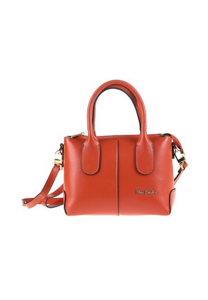 Sac à main en cuir rouge texturé avec deux anses, bandoulière amovible et ferrures dorées. Présente une couture avant et un détail de logo.