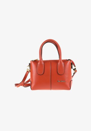 Sac à main en cuir rouge texturé avec deux anses, bandoulière amovible et ferrures dorées. Présente une couture avant et un détail de logo.