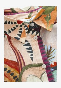 Vald, abstract neutral papaya print