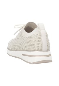 Leichte, strukturierte weiße Sneaker mit einem gewebten Obermaterial, kontrastierenden beigen Akzenten und einer gepolsterten Sohle für Komfort. Abgerundete Form, Schnürverschluss.