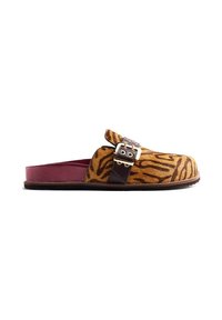 Sabot à enfiler avec motif rayé tigre, bride en cuir noir, et semelle ouverte bordeaux sur fond blanc.