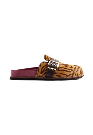 Zoccoli slip-on con motivo a strisce di tigre, cinturino in pelle nera con fibbia e suola aperta color bordeaux su sfondo bianco.