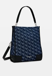 Borsa a tracolla blu con motivo, corpo in tessuto liscio, dettagli in pelle nera, accessori in metallo argentato e logo del marchio nella parte inferiore.