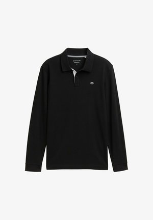 Camiseta polo negra de manga larga con cuello clásico, que presenta un interior de cuello blanco y un logo en el pecho. Textura suave y corte regular.