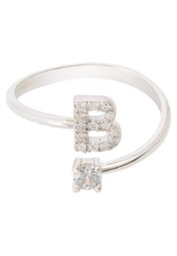 Anello in argento con una "B" maiuscola decorata con gemme scintillanti e una pietra trasparente rotonda sul lato opposto, creando un design moderno asimmetrico.