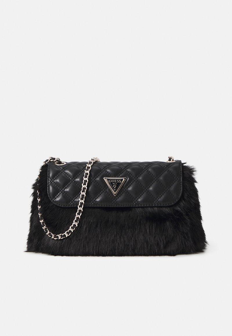 Sac à main en fausse fourrure noire avec rabat matelassé, bandoulière chaîne argentée et logo triangulaire Guess à l'avant.