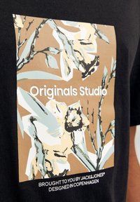 Jack & Jones JORSEQUOIA TEE CREW NECK  - Marškinėliai su spaudiniu - black