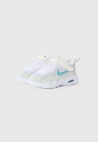 Des chaussures de sport blanches et vert menthe avec une tige en maille, un col rembourré et un logo Nike en évidence. Semelle coussinée avec unité d'air visible.