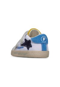 Baskets blanches avec des accents bleus et jaunes, dotées d'un détail en forme d'étoile, d'une sangle Velcro et du texte "Falcotto." Semelle texturée pour une meilleure adhérence.