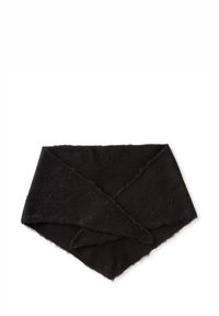 Černá šála z měkké látky, s trojúhelníkovým tvarem, neupravenými okraji a překrývajícím se designem, který vytváří vrstvený vzhled.