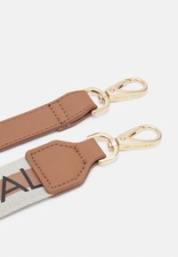 Cintura marrone con accessori dorati che presenta un dettaglio con logo, realizzata in materiale testurizzato con una finitura liscia e un attacco a clip.