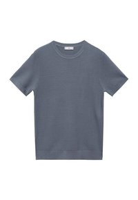 Šedé krátké pletené tričko s kulatým výstřihem, texturovanou látkou a rovnýlem lemem. Žádné viditelné loga nebo vzory.