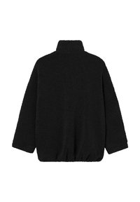 Veste en polaire noire avec un col haut, des épaules tombantes et un ourlet élastiqué. Sa texture douce et sa coupe ample renforcent le confort.