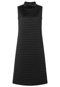 Schwarzes ärmelloses Kleid mit hohem Ausschnitt, das ein strukturiertes, gestepptes Muster und eine A-Linien-Silhouette aufweist. Glatte Stoffoberfläche.