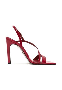 Sandales à talons hauts en cuir verni rouge avec un bout pointu, dos ouvert et un design de sangle entrecroisée. Caractéristiques : un fin talon aiguille.