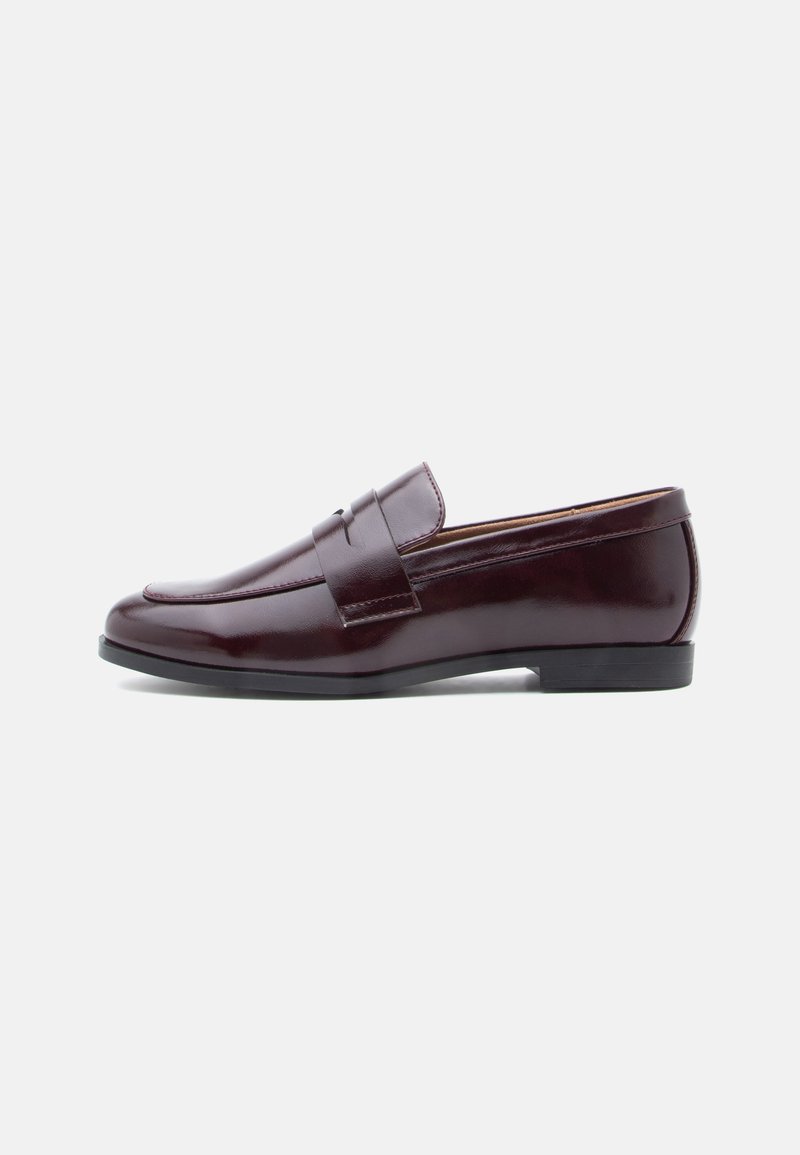 Bordeaux læder loafers med et strømlinet design, rund tå og en dekorativ rem over vamps. Flad gummisål.