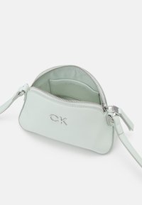 Calvin Klein DAILY SMALL DOME - Borsa a tracolla - milky green