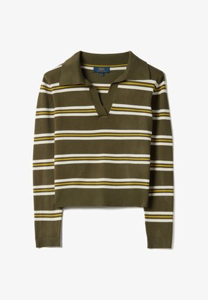 Camisa de manga larga verde oliva con rayas horizontales en amarillo, blanco y marrón, cuello abierto y puños y cinturilla acanalados.