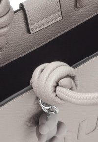 Borsa a tracolla in pelle grigia texture, con manici annodati, un dettaglio metallico e un interno lucido e resistente.