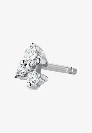 Pendientes de aro con tres piedras que presentan gemas transparentes redondas en un acabado de tono plateado brillante, con un poste recto para un uso seguro.
