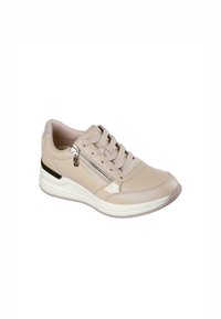 Zapatilla beige con parte superior de cuero, cierre de cordones, cremallera lateral y suela texturizada blanca. Presenta un acento negro en el talón.