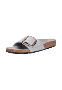Sandal grigia a infradito con una larga fascia e una fibbia metallica, soletta in sughero e suola in gomma nera testurizzata per una migliore trazione.