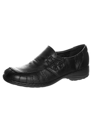 Chaussure pour homme en cuir noir à enfiler, avec lacets élastiques sur le côté et une semelle basse de soutien, inclinée pour montrer le côté extérieur.