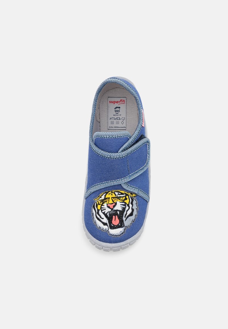 Chausson enfant bleu avec bride velcro et visage de tigre rugissant brodé sur le devant, avec une semelle souple et un col rembourré.