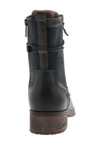 Botte de cheville en cuir noir avec une tige en tissu texturé bleu foncé, dotée d'un détail en dentelle et d'un talon empilé marron. Fermeture avec une fermeture éclair à l'arrière.