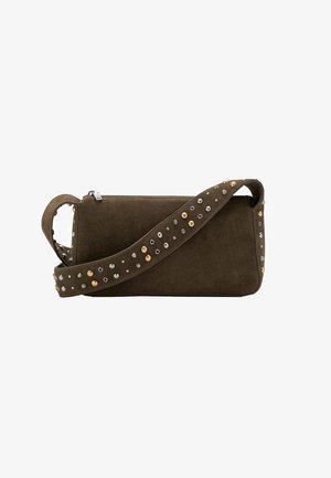 Bolso de mano de ante marrón con forma rectangular. Cuenta con una correa adornada con tachuelas metálicas en tonos dorado, plateado y bronce.