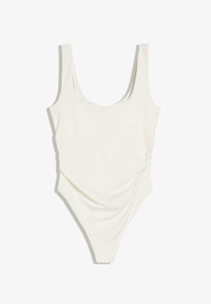 Biely jednorazový plavky bez rukávov s vykrojeným výstrihom a záhybmi na bokoch, rozložené na bielom pozadí.